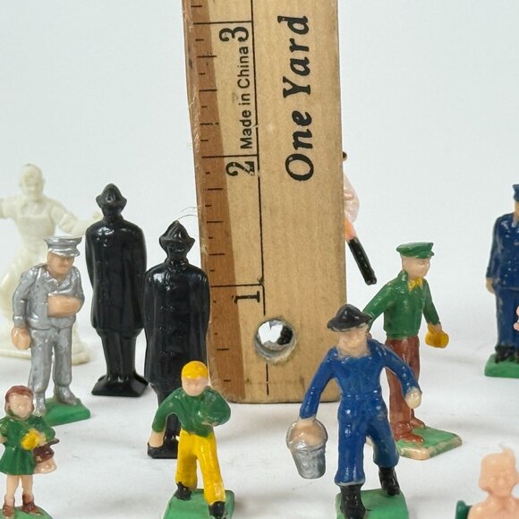 Vintage HO Scale 35+ Miniature Platform Figures People Scene Accessories - Picture 9 of 11